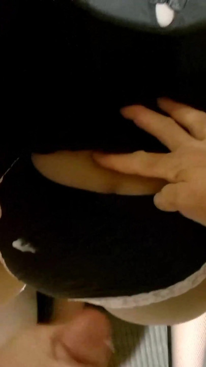 2人の美しいお尻を誰が見逃せる?クリップ1