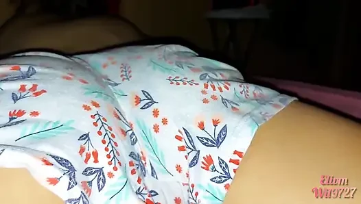 Üvey kız kardeşimle çarşaflar arasında oynuyorum