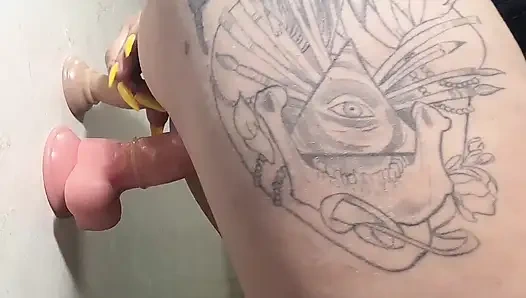 Kızıl saçlı kendine dokunuyor