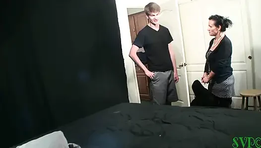 Genç erkek avcısı orta yaşlı seksi kadın öğretmen öğrenciye ekstra kredi veriyor