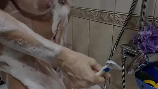 Amcığımı tıraş ediyorum.