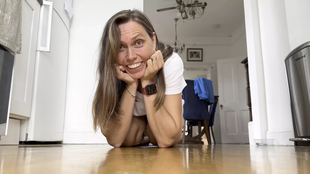 张开的宽阔毛茸茸的阴户 - 流出精液并喷出小便