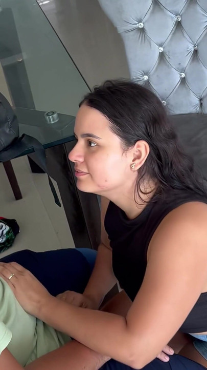 若い女性が家を待つと、彼は三重の太ったペニスを持ってやって来る |クリップ1