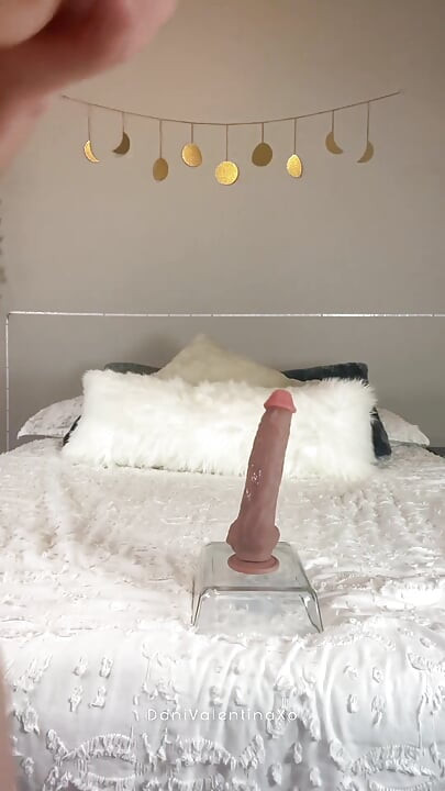 Peituda peituda latina Dani cavalga até ela gozar