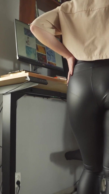 Setiausaha dalam seluar kulit ketat mengusik garis seluar dalam yang kelihatan | Klip 1