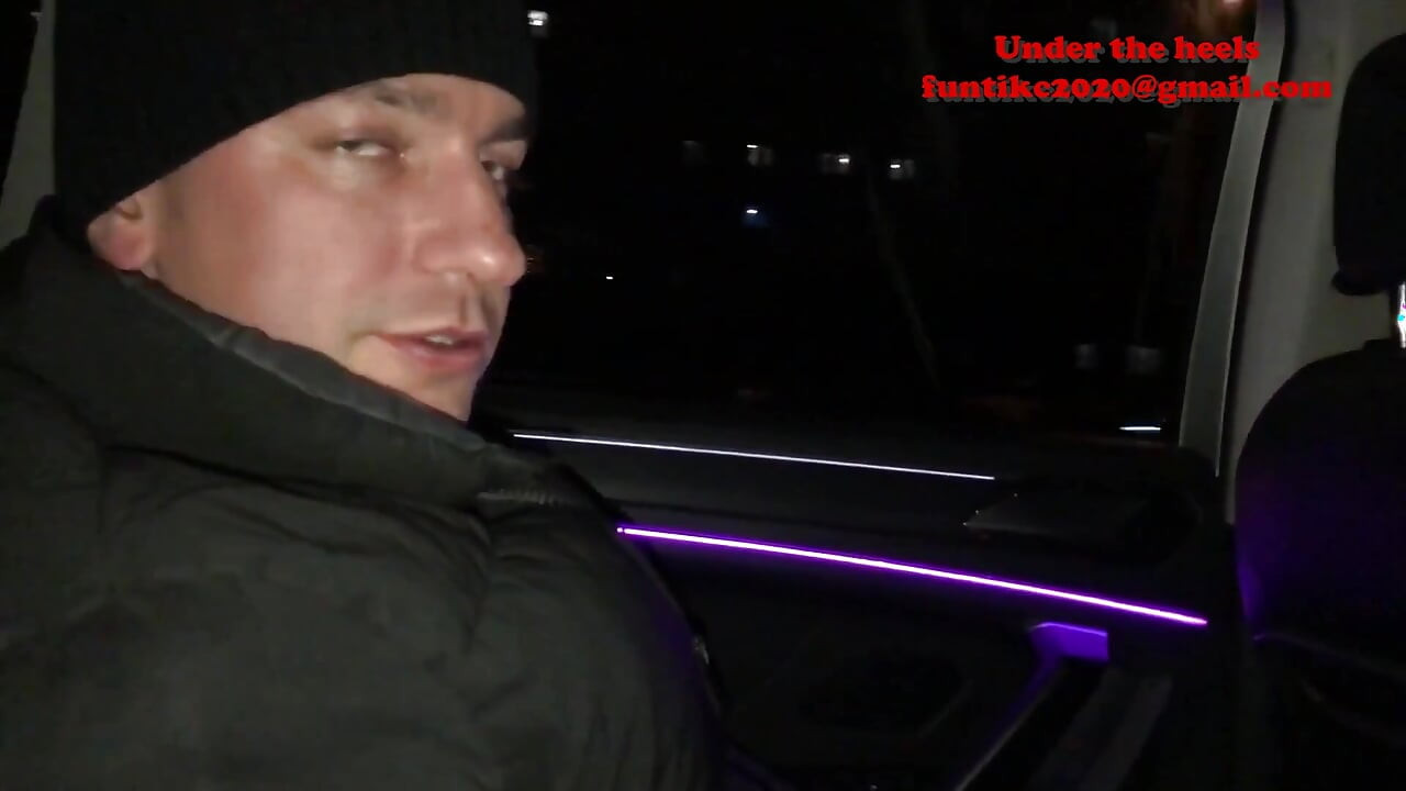 Lola reitet in einem taxi