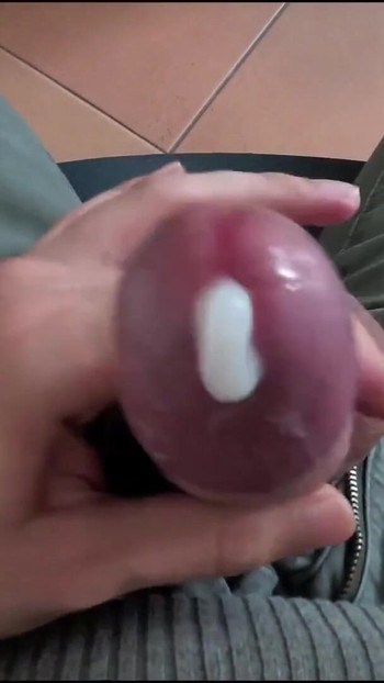 Moment spectaculaire de « Grosse éjaculation - regardez mon orgasme avec une grosse dose de sperme »