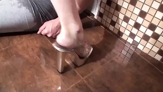 Fetish kaki rasa sepatu hak tinggi kencing