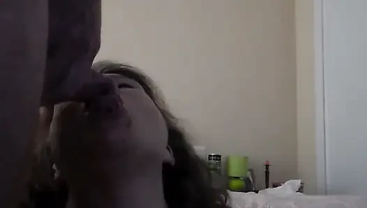 Jen lagi asik nyepong kontol johns dan dildo