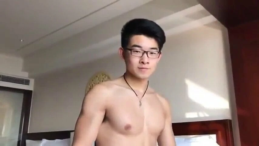 Vacker asiatisk pojke remsor ner och ryck sin kuk