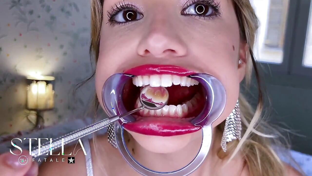 Exame bucal com instrumentos odontológicos, todos os dentes à mostra