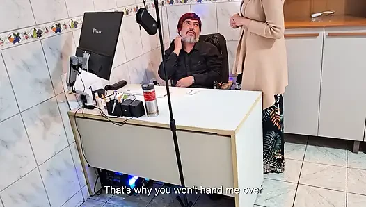 Kadın patron çalışana kıyafetlerini çıkarmasını ve götünü emiyor.