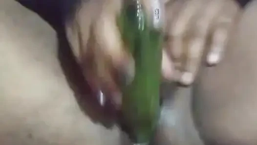 Hari ini, bhabhi India memuaskan keinginannya dengan memasukkan mentimun ke dalam memeknya.