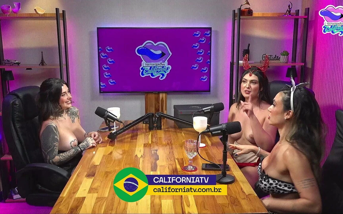 Nejžhavější podcast vůbec: brunetka a blondýnka si svlékají hostovo spodní prádlo a začíná divoká orgie
