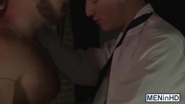 Тео трахает приглашающую дырку доминоки