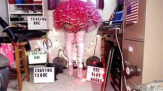 Slut-balla con gli stivali a spillo della sissy sissy lento in culona rosa e 9" bbc troia con tacchi a spillo.
