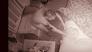 Mutter schleicht sich nachts in Stiefsohns Zimmer und fühlt sich geil - komm nicht in mich