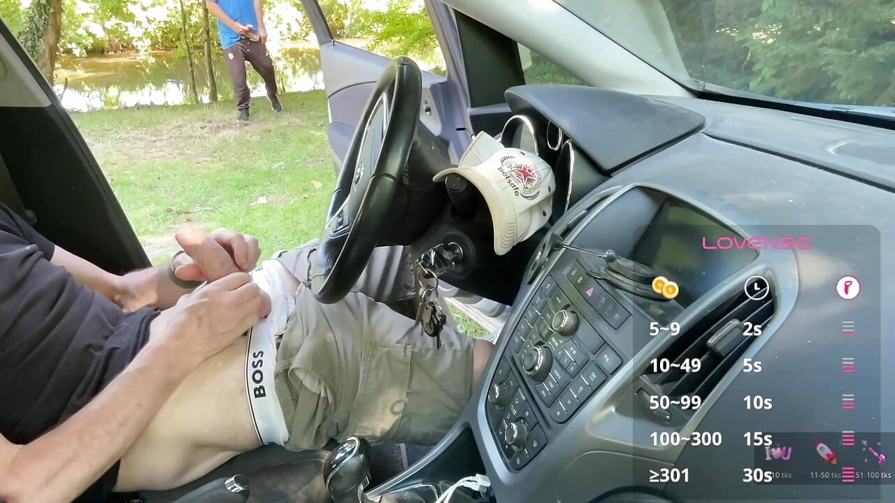 Una reunión de autos junto al río