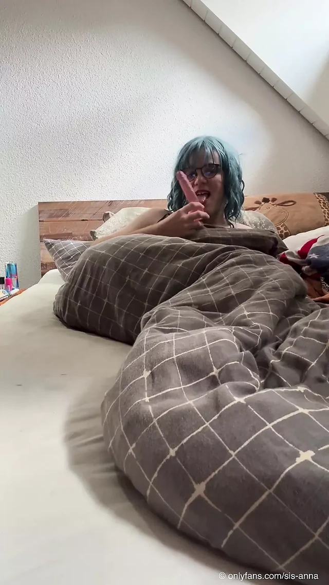 Sissy Anna Waking Up and having some Dildo Anal Fun - Amateur Femboy Porn