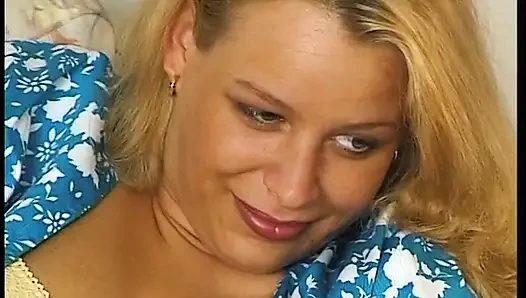 Esmer genç kız yaşlı bir adamın yarağına biniyor