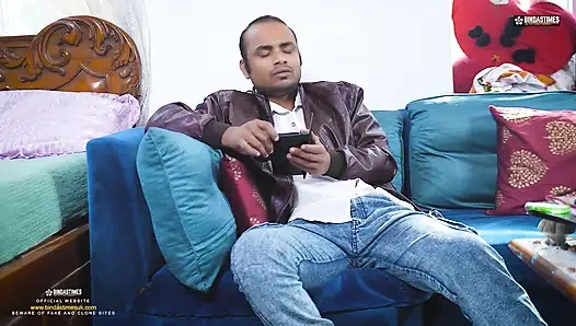 Hintli iri güzel kadın modern büyük memeli yenge kocası evde yokken bir yabancı tarafından sikiliyor (tam film)