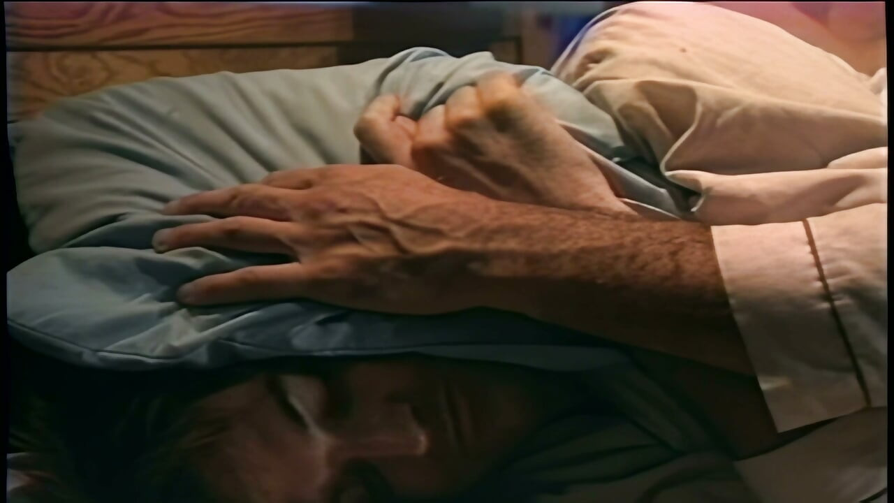 בלונדיניות עם חזה גדול מוצצות זין ומפשקות כוסות רטובות