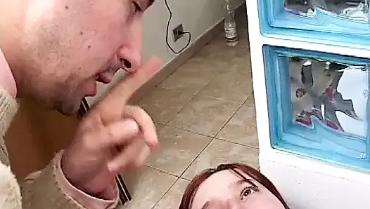 Un mari coquin fait baiser sa femme salope avec un ami