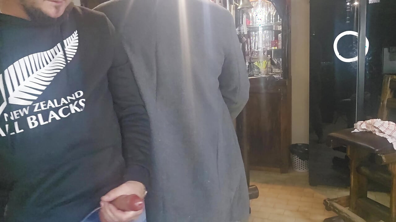 Karım beni sıvazlarken arkadaşlarım tarafından sikiliyor
