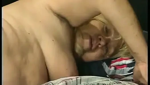 Бабушка сосет маленький хуй, затем наклоняется для жесткого траха
