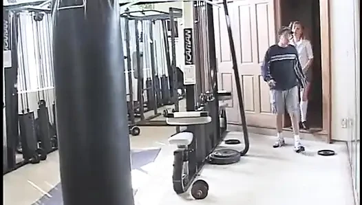 Pelacur pirang keriting mendapatkan penetrasi memek di gym