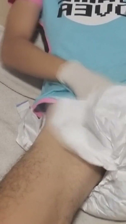 Abdl αγόρι πάνα χύνει στην πάνα του | Κλιπ 1