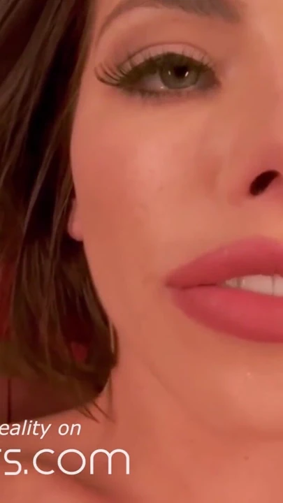 Vr bangers与adriana chechik的卧室约会 | 短片 1