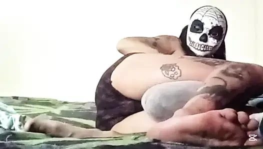 Zierliches junges mädchen spielt allein mit einem kissen