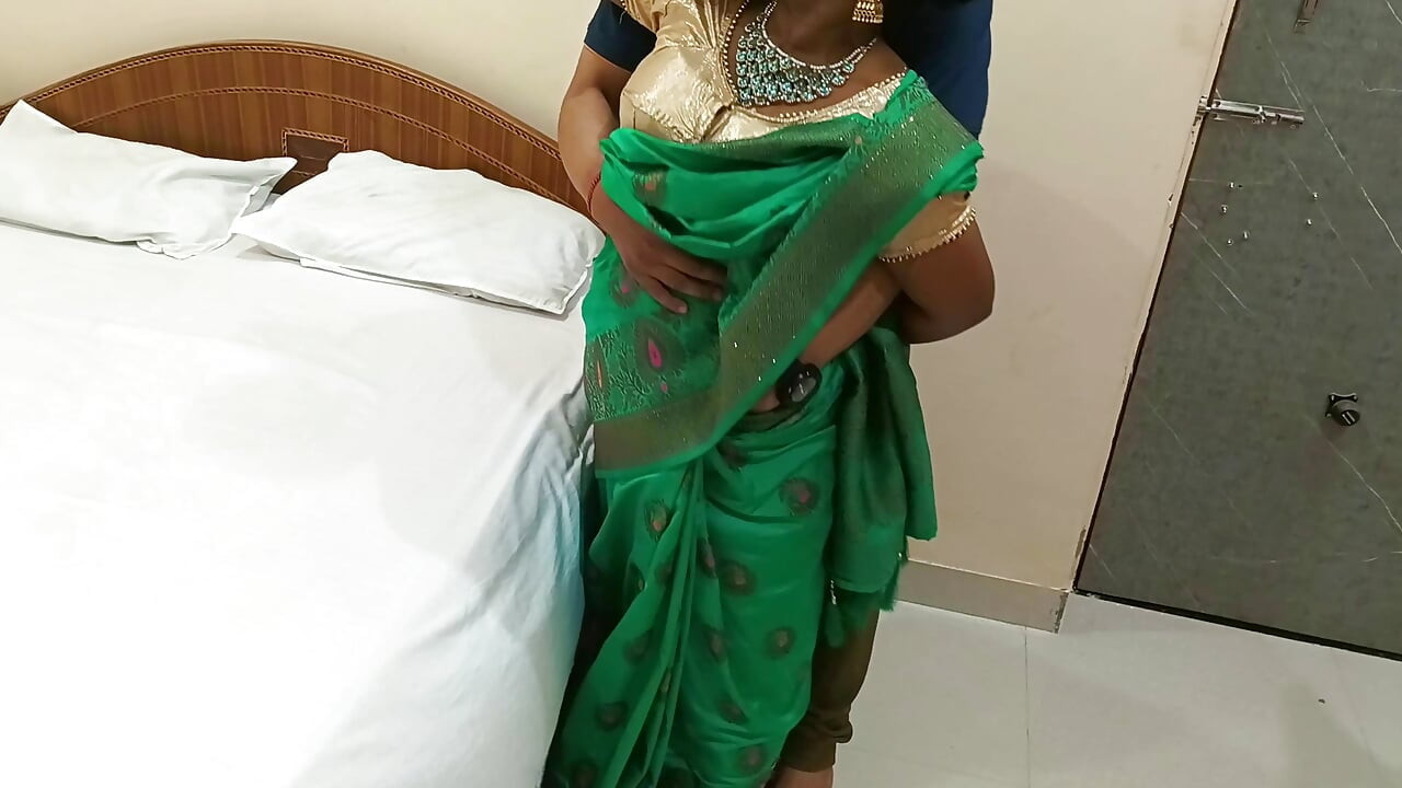 Mooie Simran Bhabhi hardcore hete pijpbeurten en seksvideo in saree