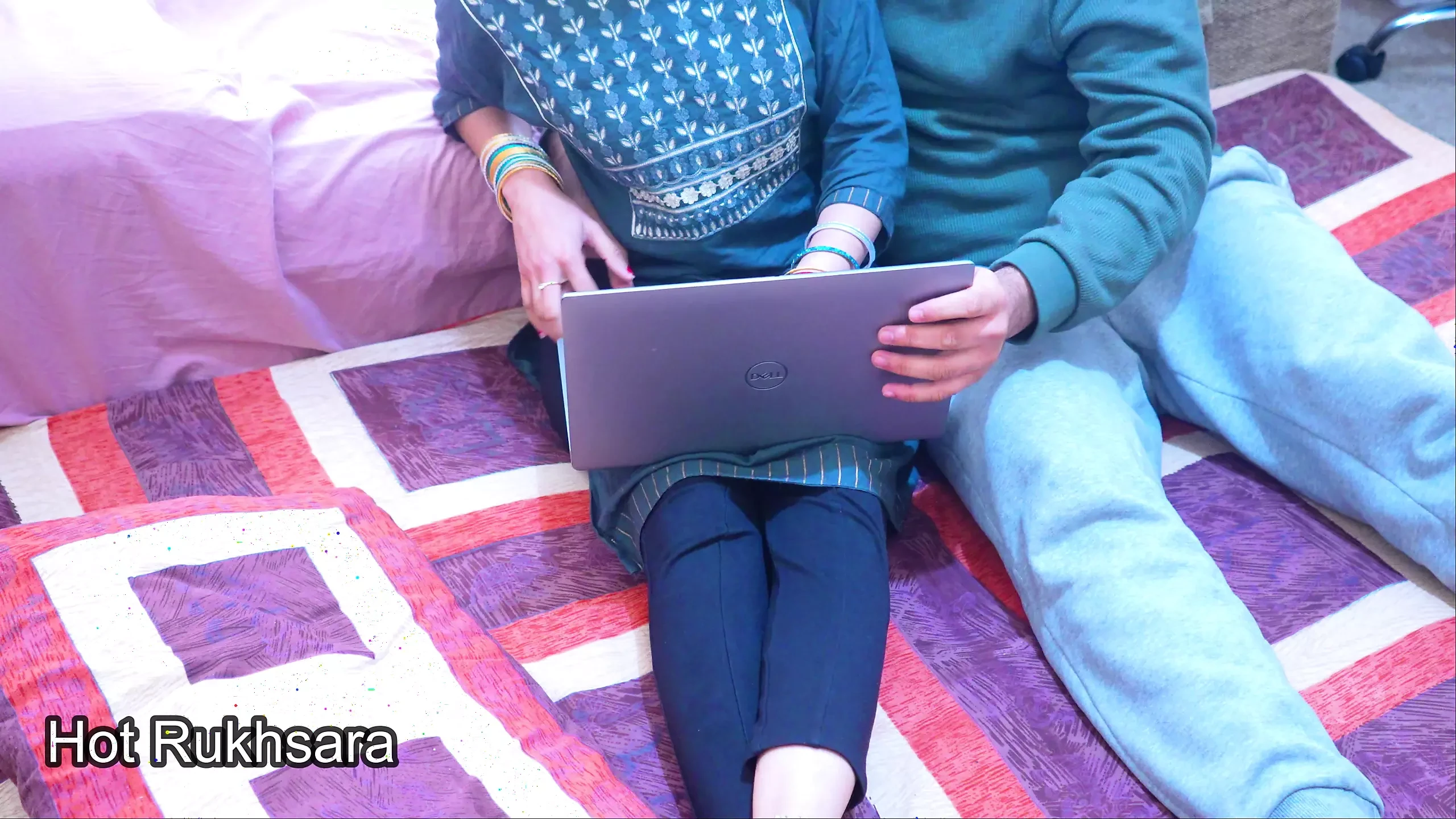 desi bhabhi rukhsara อินเดียมีชู้กับเจ้านายเย็ดเธอในชุดเดรสขณะที่ผัวไม่อยู่บ้าน
