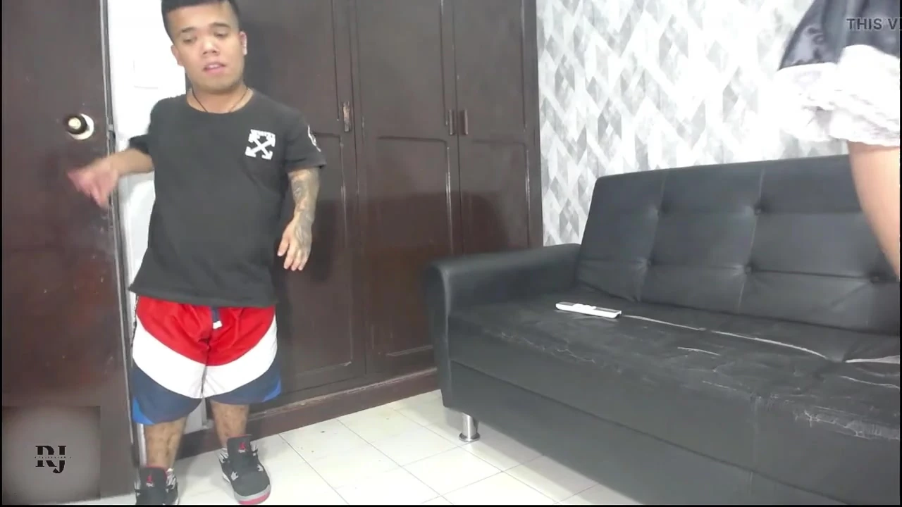 employee attending to the dwarf’s wishes