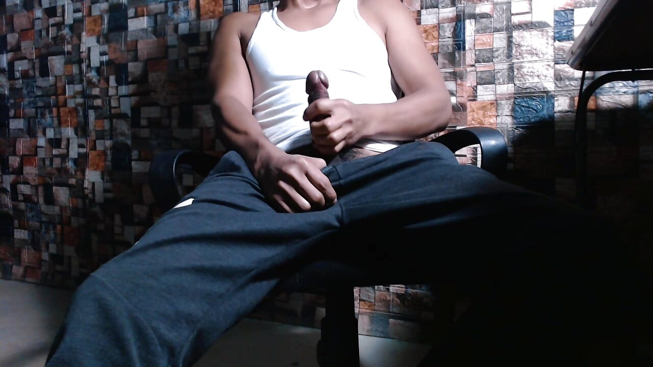 Un homme solo en tenue sportive atteint l’orgasme