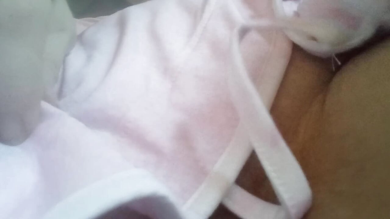 5 mins of hot milf being naughty. Masturbation, sucking my titties, spreading my pussy, revealing my tits!