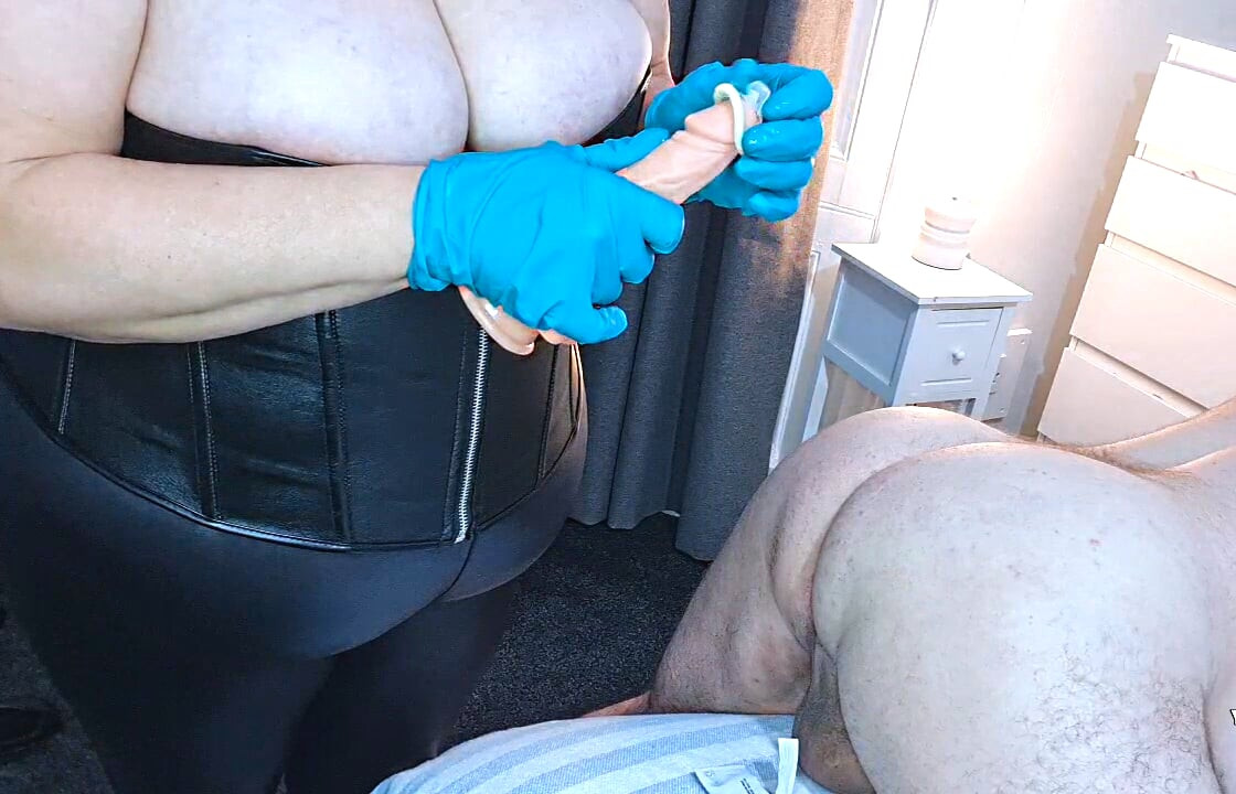 Insertion dominée d’un gode anal - pegging, maman salope BBW mature à gros nichons, chatte poilue
