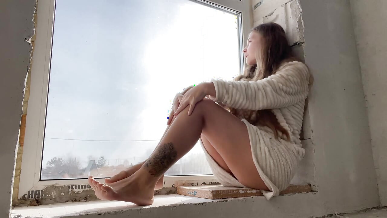 Tentația trecătorilor. Masturbare a pizdei umede lângă fereastră