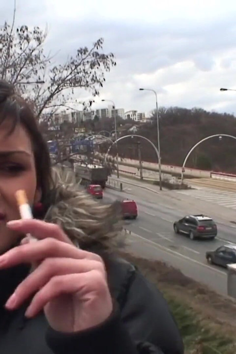 Este frig în parc și tânăra brunetă cu țâțe naturale mici este încălzită de un bătrân și înghite toată sperma