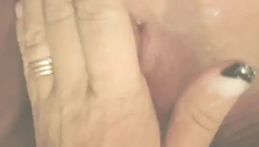 İsveçli bir sürtük, büyük siyah dildoyla sikişiyor, yarak alıyor, ağzına boşalıyor ve yutuyor
