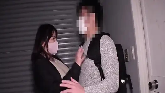 Sokak avı. Onu seçiyor ve önden alıyor
