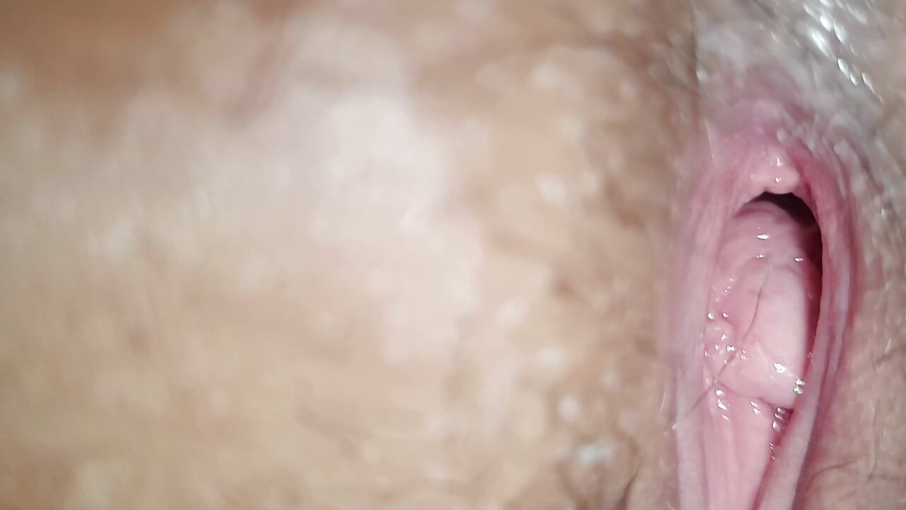 Ella gimió mucho de placer con la polla enorme