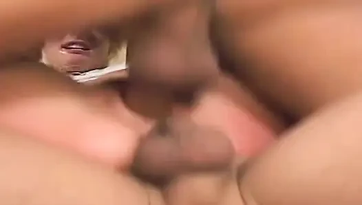 Sarışın hatun derin yumruk sokma ve zonklayan yarakla genişliyor