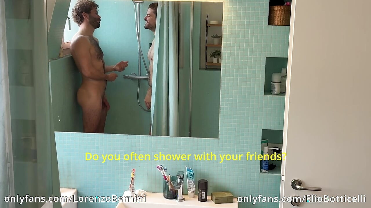 Hetero prijateljica zavedena pod tušem