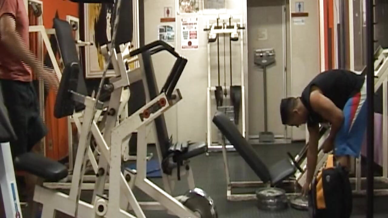 Hunks berotot pergi mentah di gim - aksi mendalam dan berpeluh antara alpha lelaki