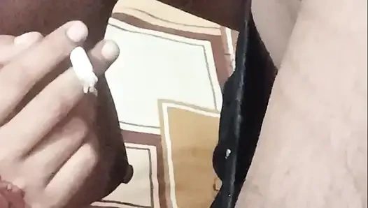 Freundin und freund genießen tag mit hotel rauchen