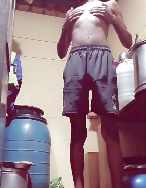 Jeune gay vierge de 18 ans qui montre son beau cul et ses gros seins