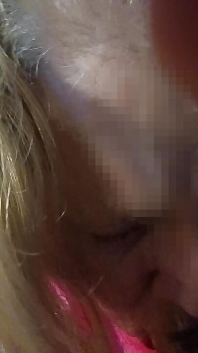 Zobacz, jak daję temu kolesiowi loda! Gorąca milf daje loda!